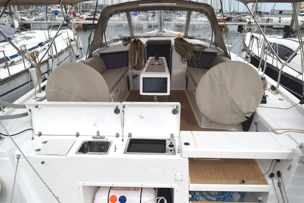 DUFOUR 430 – Image 39